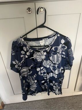 Chico's Navy and White Floral Short Sleeve Tee